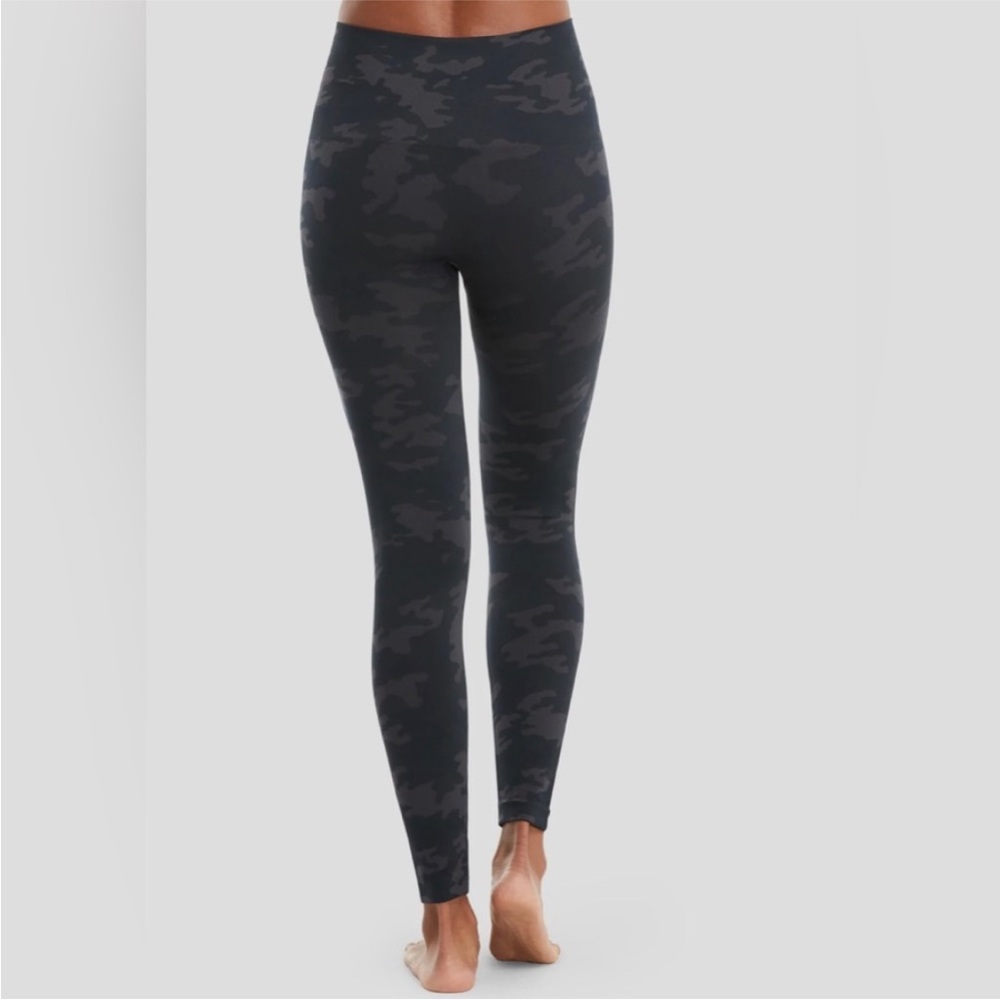 Spanx ecoCare seamless leggings in black camo Size M